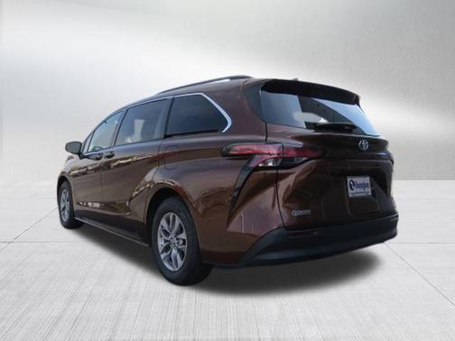 2022 Toyota Sienna LE