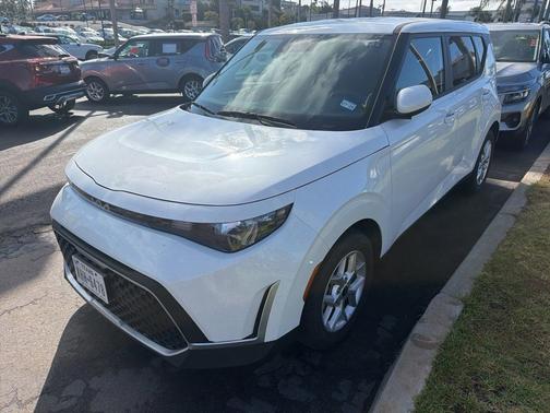 Snow White Pearl 2025 Kia Soul LX