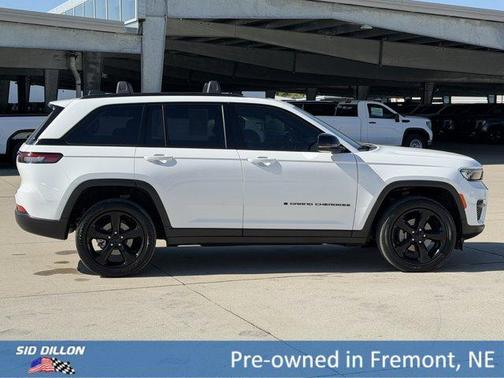 Bright White Clearcoat 2023 Jeep Grand Cherokee Altitude