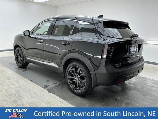 Super Black 2025 Nissan Kicks SR