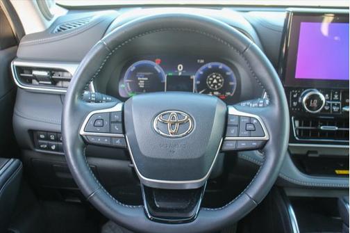 2023 Toyota Highlander Hybrid Platinum