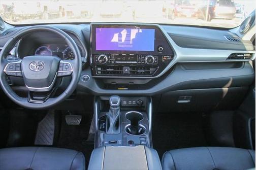 2023 Toyota Highlander Hybrid Platinum
