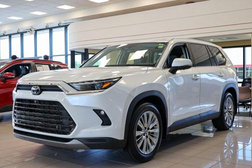 Pearl 2024 Toyota Grand Highlander Platinum