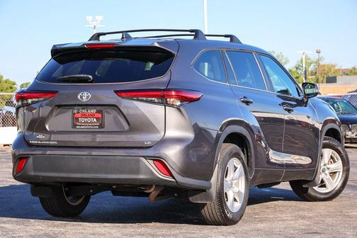 Magnetic Gray Metallic 2023 Toyota Highlander LE