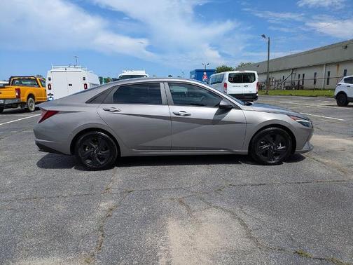 Metal 2022 Hyundai ELANTRA SEL