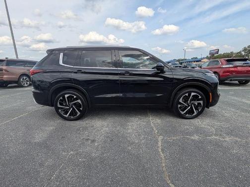Labrador Black Pearl 2022 Mitsubishi Outlander SEL