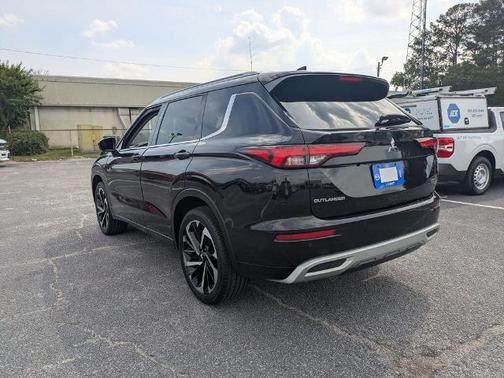 Labrador Black Pearl 2022 Mitsubishi Outlander SEL