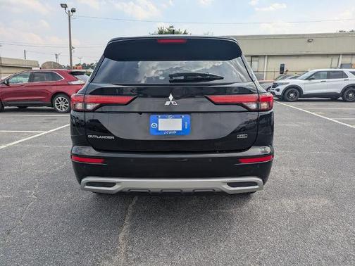 Labrador Black Pearl 2022 Mitsubishi Outlander SEL
