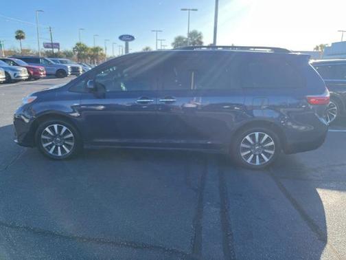 2018 Toyota Sienna XLE PREMIUM 7 PASSENGER
