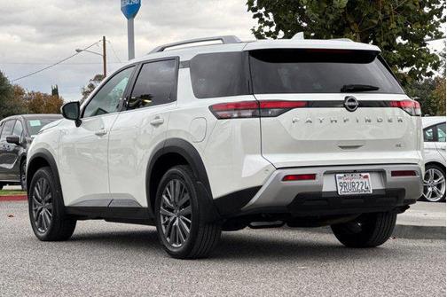 2024 Nissan Pathfinder SL FWD