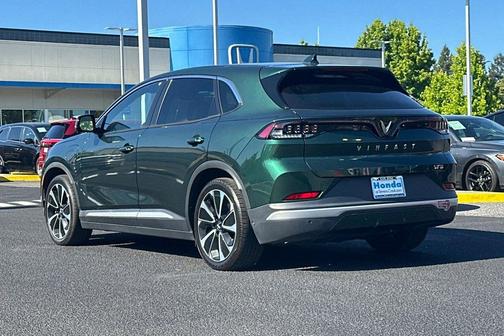 Deep Ocean Metallic 2023 VinFast VF 8 Plus