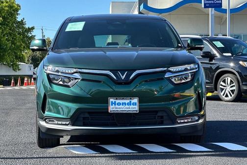Deep Ocean Metallic 2023 VinFast VF 8 Plus