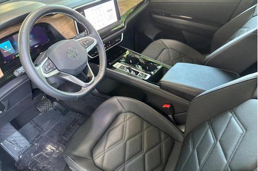 Pure White 2025 Volkswagen Atlas 2.0T SE w/Technology