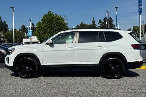 Pure White 2025 Volkswagen Atlas 2.0T SE w/Technology