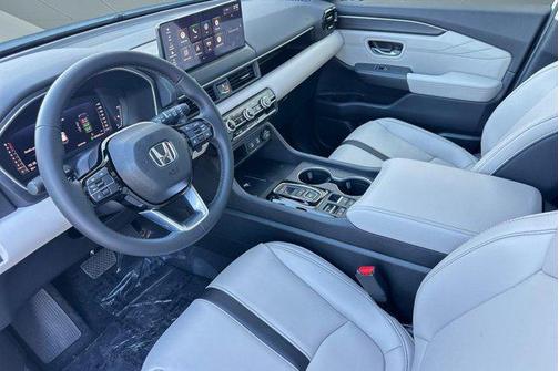 Crystal Black Pearl 2026 Honda Pilot Touring 8-Passenger