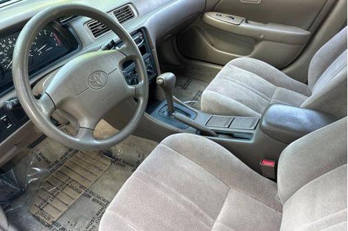 Super White 1998 Toyota Camry LE