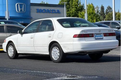 Super White 1998 Toyota Camry LE