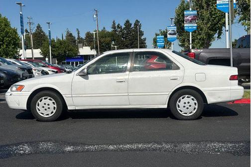 Super White 1998 Toyota Camry LE