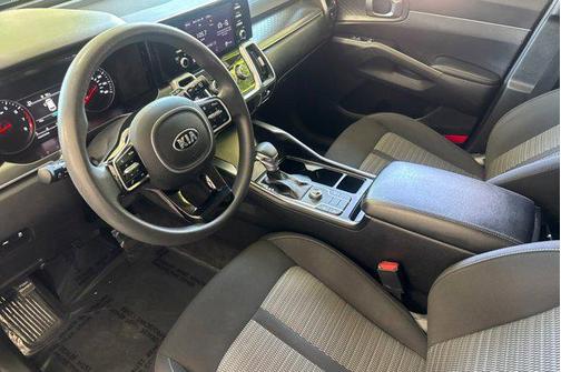 Everlasting Silver 2021 Kia Sorento LX