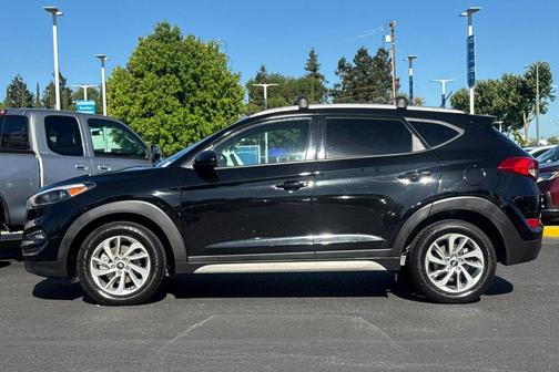 Black Noir Pearl 2017 Hyundai TUCSON SE