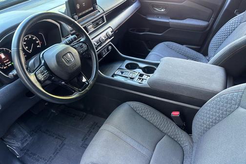 Crystal Black Pearl 2025 Honda Pilot Sport