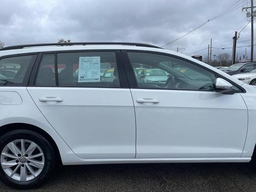 2016 Volkswagen Golf SportWagen TSI S 4-Door