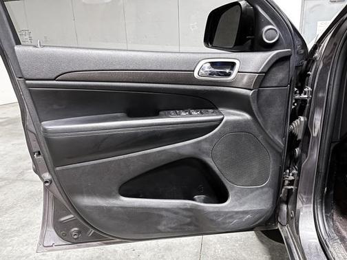 Photo 5 of 13 of 2015 Jeep Grand Cherokee Altitude