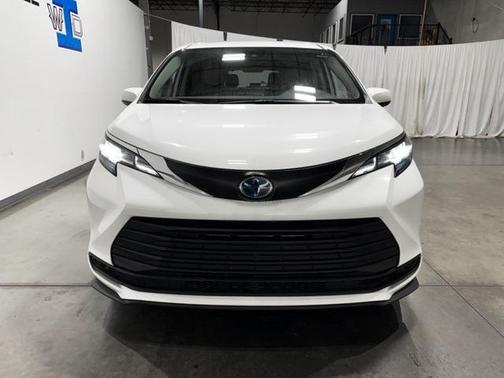 2022 Toyota Sienna LE