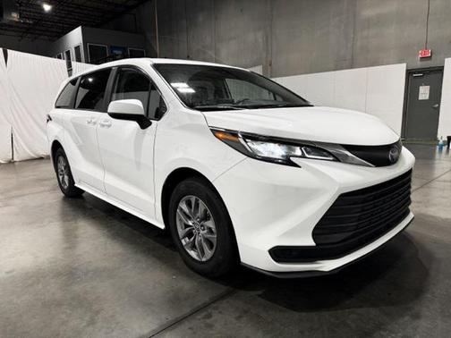 2022 Toyota Sienna LE