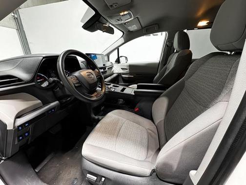 2022 Toyota Sienna LE
