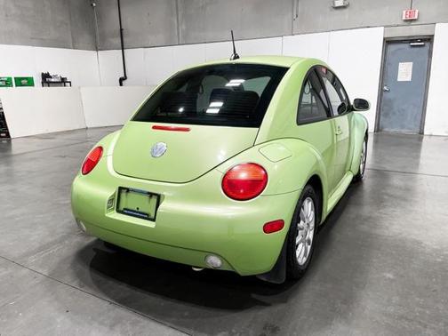 Photo 5 of 17 of 2005 Volkswagen New Beetle GLS