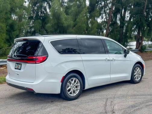 2024 Chrysler Pacifica Touring-L