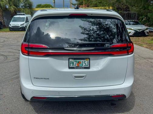 2024 Chrysler Pacifica Touring-L