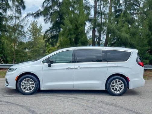 2024 Chrysler Pacifica Touring-L