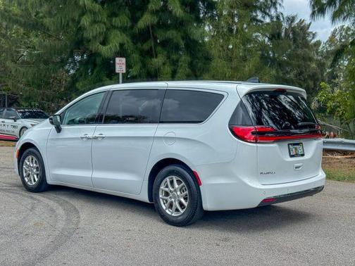 2024 Chrysler Pacifica Touring-L