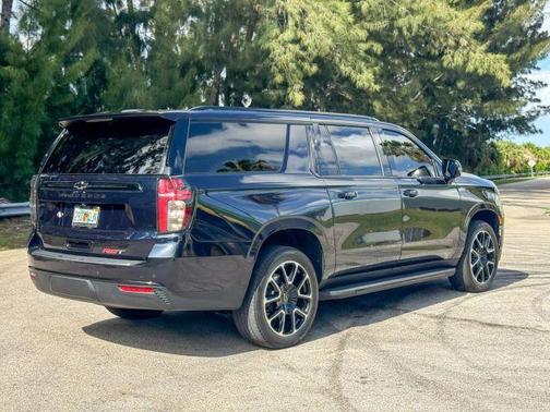 2023 Chevrolet Suburban RST