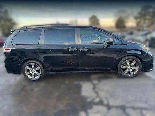 Black 2014 Toyota Sienna SE