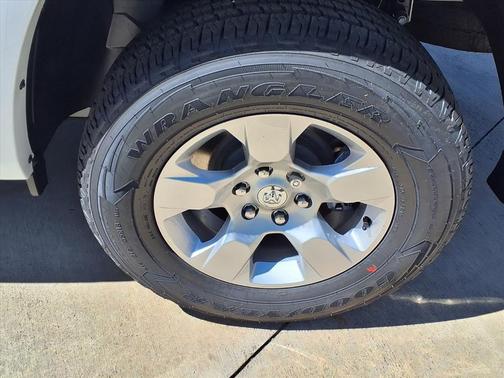 Bright White Clearcoat 2026 RAM 1500 Big Horn/Lone Star