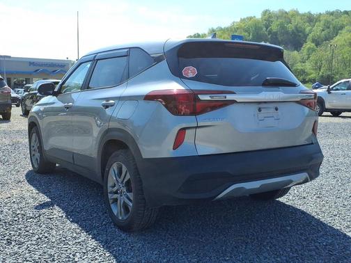 Steel Gray 2022 Kia Seltos LX