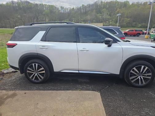 2025 Nissan Pathfinder Platinum 4WD