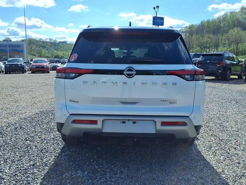 Everest White Pearl/Black 2025 Nissan Pathfinder Platinum 4WD