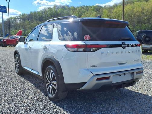 Everest White Pearl/Black 2025 Nissan Pathfinder Platinum 4WD