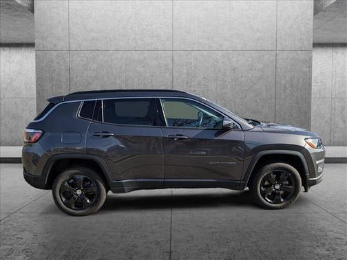 Photo 5 of 24 of 2019 Jeep Compass Latitude