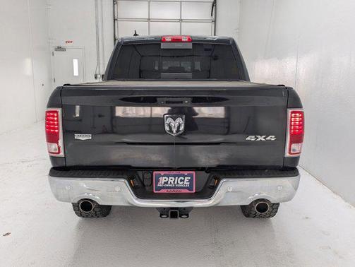 Brilliant Black Crystal Pearlcoat 2018 RAM 1500 Laramie
