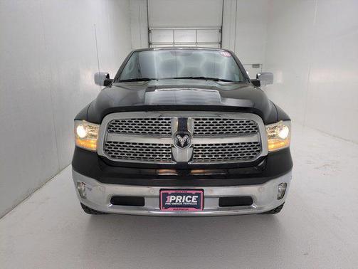 Brilliant Black Crystal Pearlcoat 2018 RAM 1500 Laramie