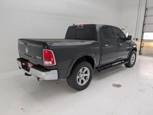 Brilliant Black Crystal Pearlcoat 2018 RAM 1500 Laramie