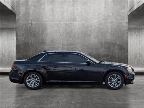 Photo 5 of 23 of 2016 Chrysler 300 Limited