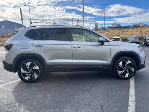 Deep Black Pearl 2025 Volkswagen Taos SE