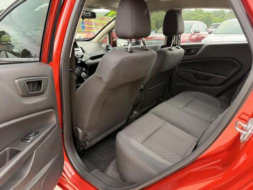 Hot Pepper Red Metallic Tinted Clearcoat 2019 Ford Fiesta SE