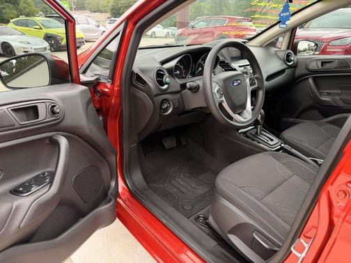 Hot Pepper Red Metallic Tinted Clearcoat 2019 Ford Fiesta SE